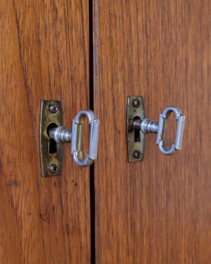 アンティークのデスク・書斎机 アンティーク家具 多機能なイギリスのヴィンテージ家具、ホームオフィス社のサイドボード(デスク)。開ける度にワクワクする取っ手鍵が取っ手になっているので、中を開ける度にまるで宝箱を開ける気分です。(k-2429-f)