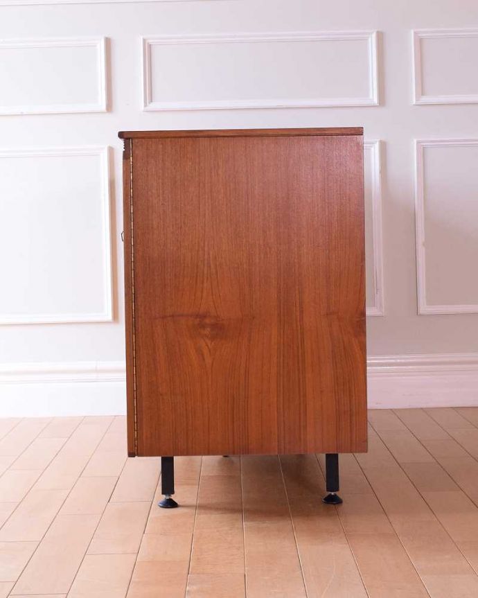 アンティークのデスク・書斎机 アンティーク家具 多機能なイギリスのヴィンテージ家具、ホームオフィス社のサイドボード(デスク)。横顔も美しく!こんな風に見えますもちろん、横側もキレイに修復しているので、横から見てもキレイです。(k-2429-f)