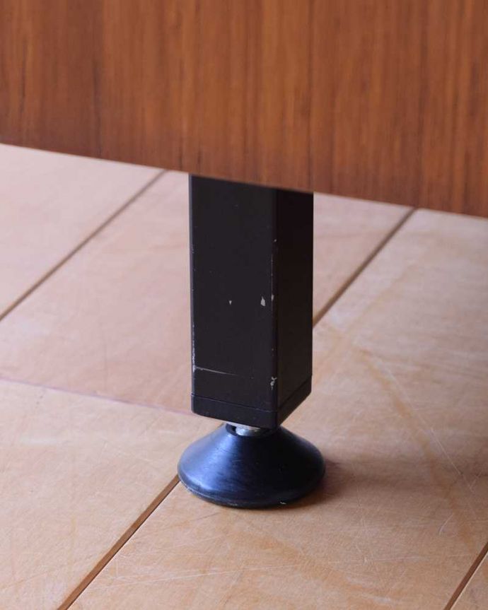 アンティークのデスク・書斎机 アンティーク家具 多機能なイギリスのヴィンテージ家具、ホームオフィス社のサイドボード(デスク)。女性1人でラクラク運べちゃう仕掛けHandleのアンティークは、脚の裏にフェルトキーパーをお付けしています。(k-2429-f)