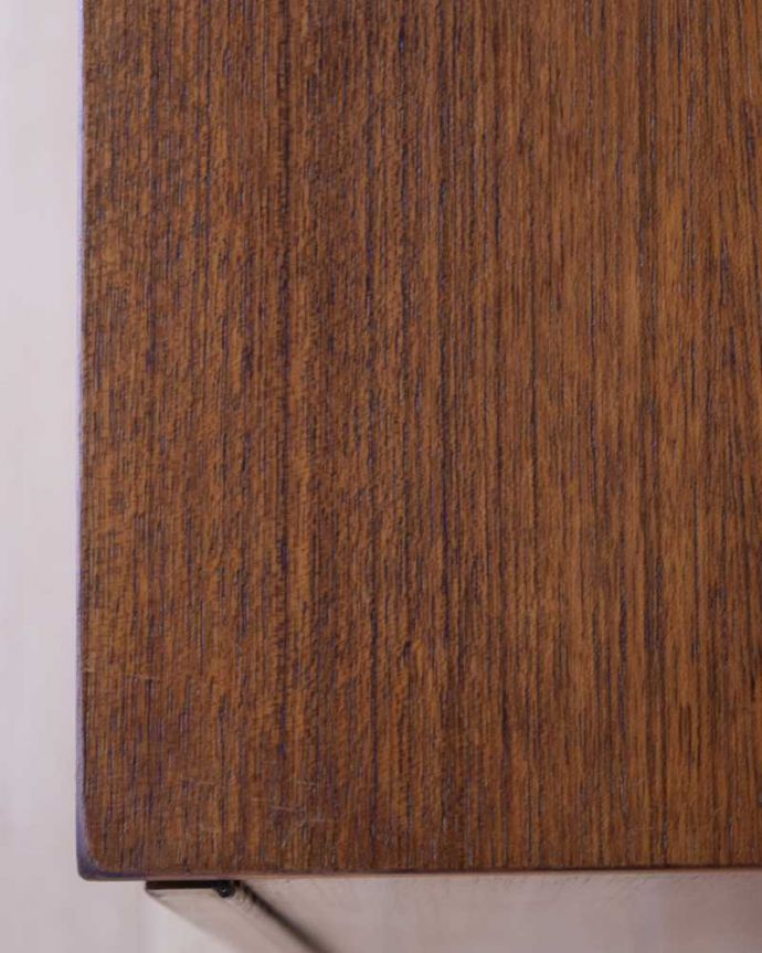 アンティークのデスク・書斎机 アンティーク家具 多機能なイギリスのヴィンテージ家具、ホームオフィス社のサイドボード(デスク)。天板を近くから見ると・・・デスクは天板を使う家具なので、特にしっかり修復しました。(k-2429-f)