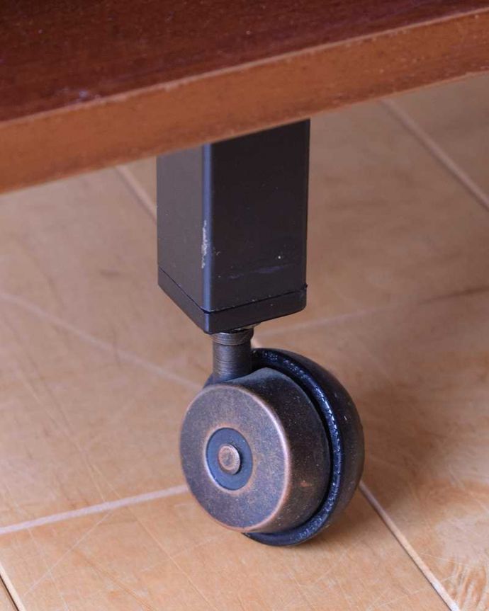 アンティークのデスク・書斎机 アンティーク家具 多機能なイギリスのヴィンテージ家具、ホームオフィス社のサイドボード(デスク)。ちゃんと動きます脚先にはキャスターが。(k-2429-f)