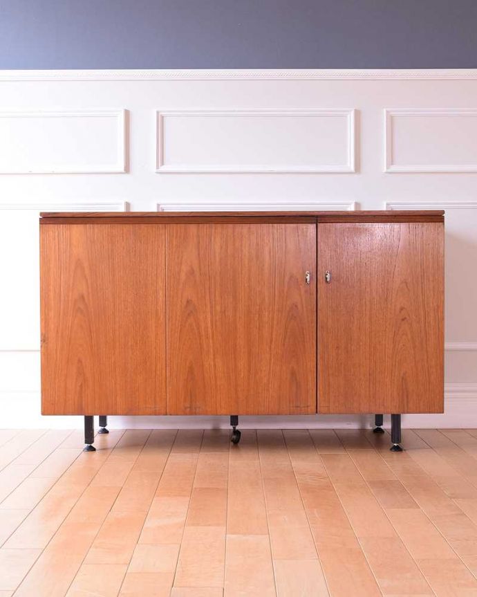 アンティークのデスク・書斎机 アンティーク家具 多機能なイギリスのヴィンテージ家具、ホームオフィス社のサイドボード(デスク)。扉を閉じると「シンプル」普段は扉を閉じると、中が想像が出来ないくらいのシンプルなデザイン。(k-2429-f)