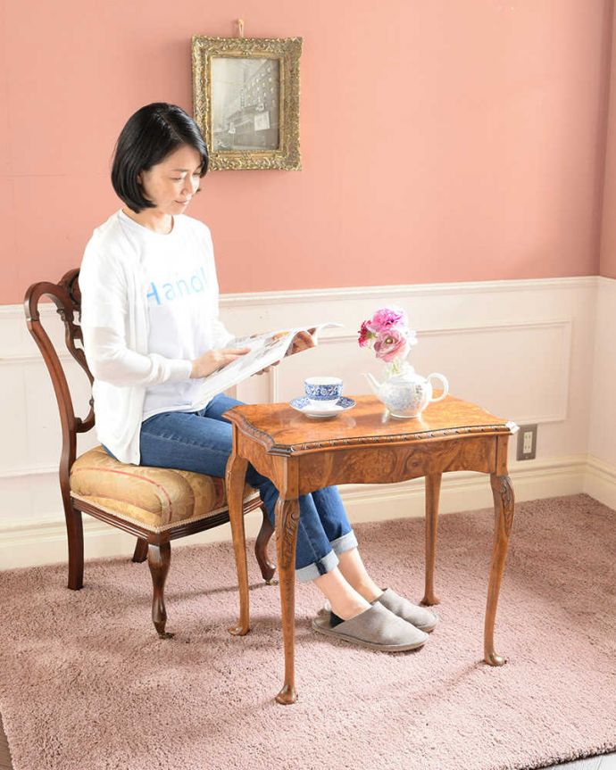 アンティークのテーブル　アンティーク家具　イギリスで見つけたアンティーク家具、装飾の美しいコーヒーテーブル。優雅な時間が過ごせる英国スタイルのコーヒーテーブルどんな場所に置いても美しいデザインでみんなを魅了する英国アンティーク。(k-2430-f)