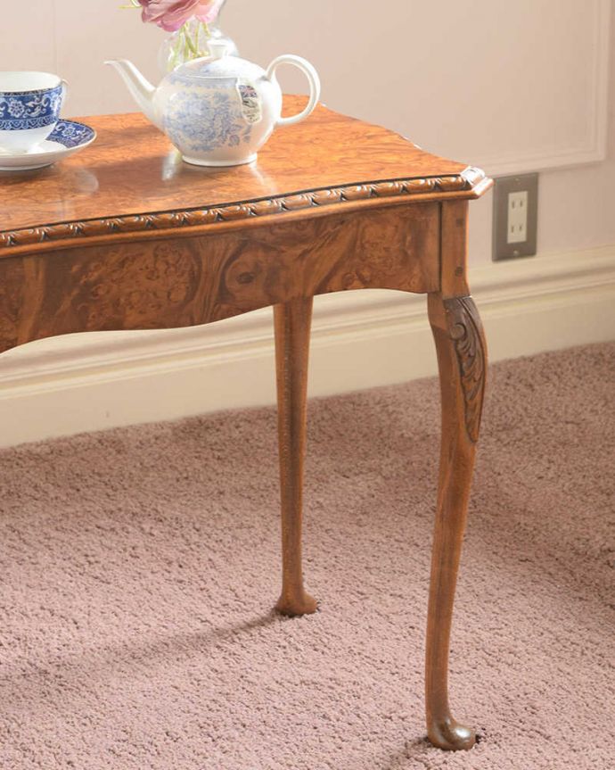 アンティークのテーブル　アンティーク家具　イギリスで見つけたアンティーク家具、装飾の美しいコーヒーテーブル。英国らしいデザインのうつくしさにうっとり･･･脚のデザインだけ見ても、アンティークらしさが感じられるんです。(k-2430-f)