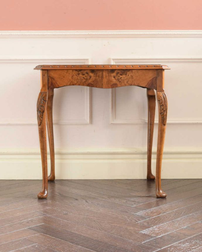 アンティークのテーブル　アンティーク家具　イギリスで見つけたアンティーク家具、装飾の美しいコーヒーテーブル。クルッと回転360度どこから見ても美しく仕上げてあるので、いろんな場所から見て楽しんで下さい。(k-2430-f)