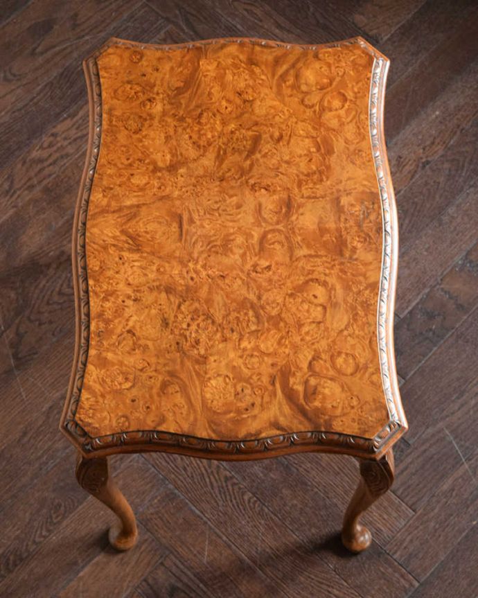 アンティークのテーブル　アンティーク家具　イギリスで見つけたアンティーク家具、装飾の美しいコーヒーテーブル。天板を上から見ると･･･コーヒーテーブルの天板は毎日使う場所だから専門の職人がしっかり修復しました。(k-2430-f)