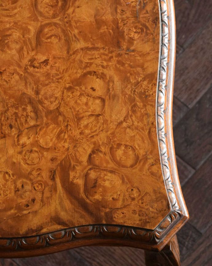 アンティークのテーブル　アンティーク家具　イギリスで見つけたアンティーク家具、装飾の美しいコーヒーテーブル。近づいて見てみると･･･アンティークはもちろん新品ではないので小さなキズや汚れはありますが、キレイにお直ししたので満足して頂ける自信があります！。(k-2430-f)