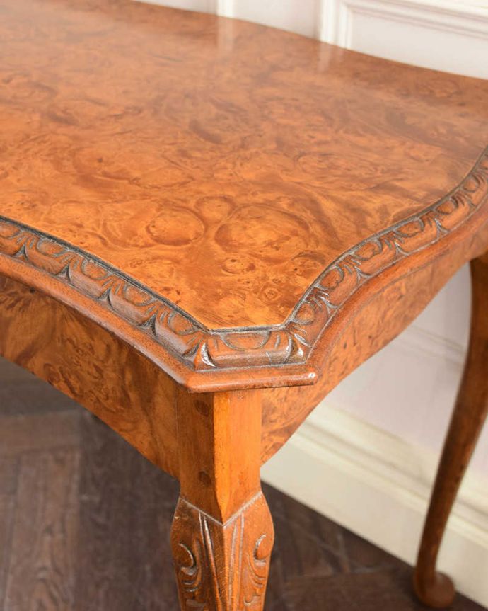 アンティークのテーブル　アンティーク家具　イギリスで見つけたアンティーク家具、装飾の美しいコーヒーテーブル。惚れ惚れしちゃう美しさこんなに堅い無垢材に一体どうやって彫ったんだろう？と不思議になるくらい細かい彫にうっとりです。(k-2430-f)