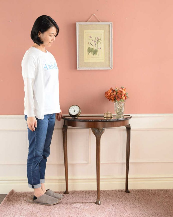 アンティークのテーブル　アンティーク家具　英国のアンティーク家具、装飾の美しい半月型のコンソールテーブル（ガラス天板）。壁にピタッと付けるだけで出来るおしゃれコーナーハーフムーン型のコンソールテーブルは見せる場所を作ってくれる最強のアンティーク家具。(k-2431-f)