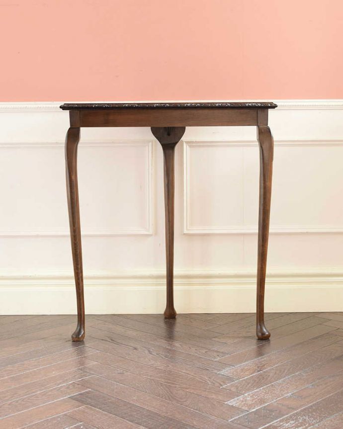 アンティークのテーブル　アンティーク家具　英国のアンティーク家具、装飾の美しい半月型のコンソールテーブル（ガラス天板）。後ろ姿にも自信があります。(k-2431-f)