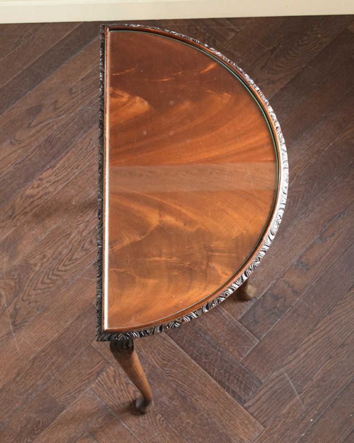 アンティークのテーブル　アンティーク家具　英国のアンティーク家具、装飾の美しい半月型のコンソールテーブル（ガラス天板）。上から見ると半分のお月様が見えますハーフムーン（半月型）の天板には、何を置いても素敵に魅せてくれる力があります。(k-2431-f)