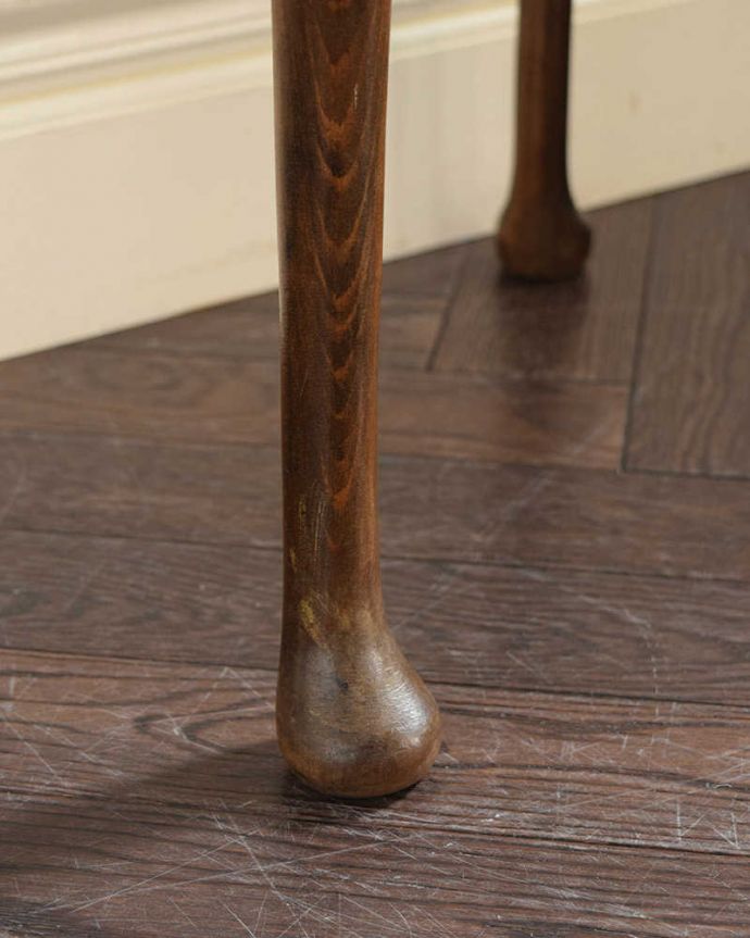 アンティークのテーブル　アンティーク家具　英国のアンティーク家具、装飾の美しい半月型のコンソールテーブル（ガラス天板）。持ち上げなくても移動できます！Handleのアンティークは、脚の裏にフェルトキーパーをお付けしていますので、床を滑らせてれば女性1人でも移動が簡単です。(k-2431-f)