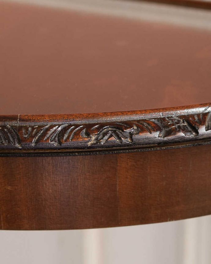 アンティークのテーブル　アンティーク家具　英国のアンティーク家具、装飾の美しい半月型のコンソールテーブル（ガラス天板）。うっとりする美しさアンティークだから手に入る美しい彫。(k-2431-f)