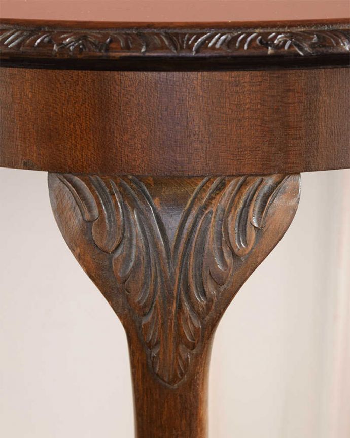 アンティークのテーブル　アンティーク家具　英国のアンティーク家具、装飾の美しい半月型のコンソールテーブル（ガラス天板）。いろんな場所にこだわり彫のデザインもいろいろです。(k-2431-f)