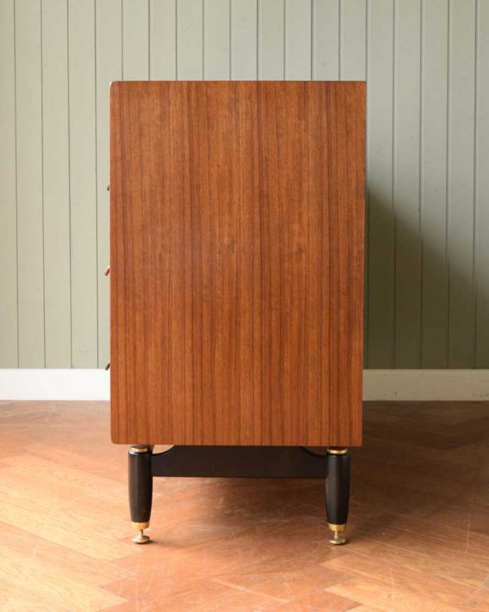 G-PLAN(Gプラン)　アンティーク家具　お洒落なトラー＆ブラックのヴィンテージサイドボードチェスト（G-plan）。横から見てもスッキリシンプルだからこそ、どこから見てもカッコいいようにしっかりお直ししました。(k-2432-f)