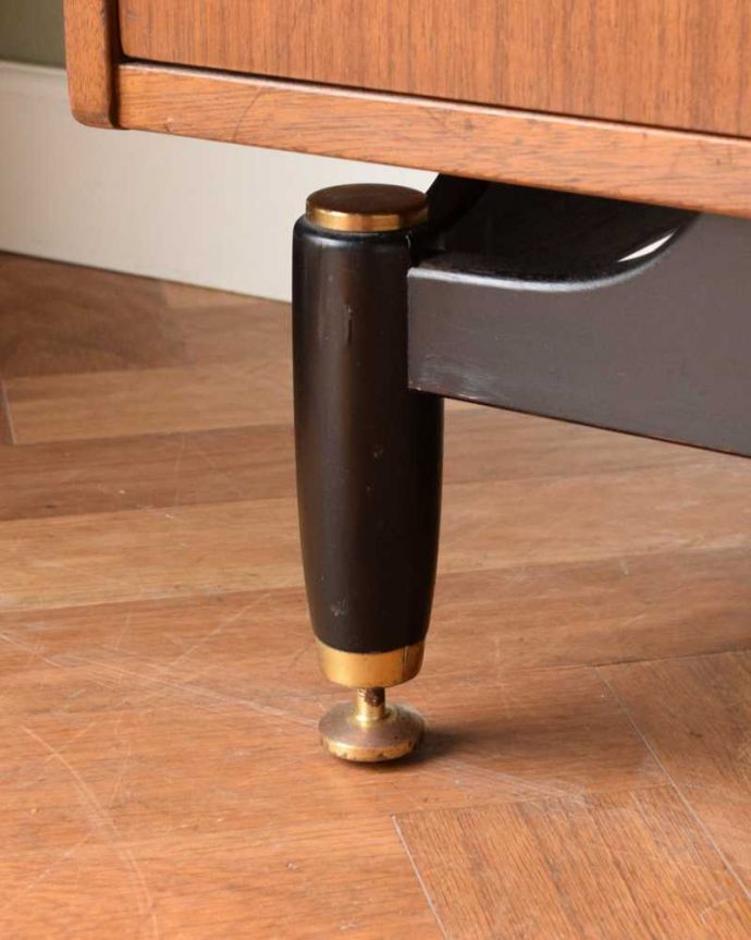 G-PLAN(Gプラン)　アンティーク家具　お洒落なトラー＆ブラックのヴィンテージサイドボードチェスト（G-plan）。女性1人でラクラク運べちゃう仕掛けHandleのアンティークは、脚の裏にフェルトキーパーをお付けしています。(k-2432-f)