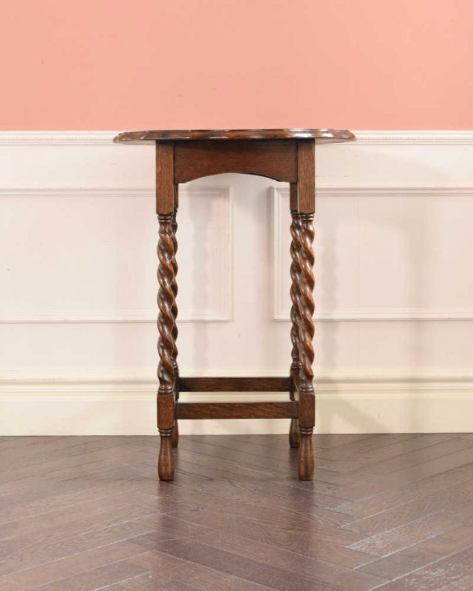 アンティークのテーブル　アンティーク家具　英国から到着したアンティーク家具、ツイスト脚のオケージョナルテーブル 。クルッと回転。(k-2433-f)