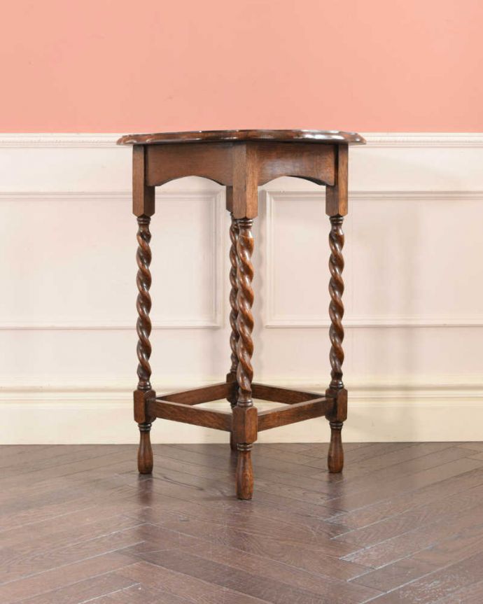 アンティークのテーブル　アンティーク家具　英国から到着したアンティーク家具、ツイスト脚のオケージョナルテーブル 。しっかり修復しました。(k-2433-f)