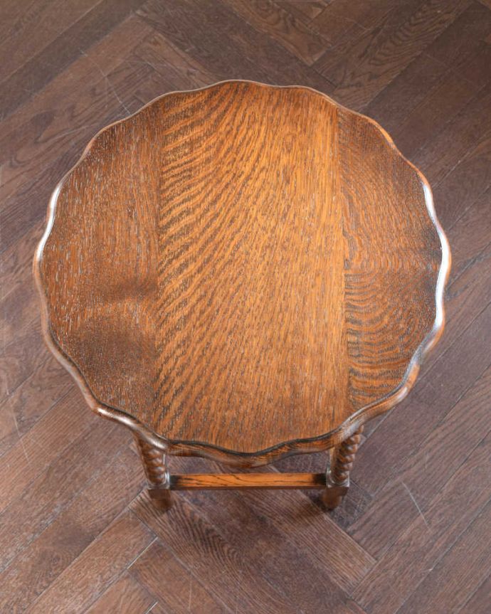 アンティークのテーブル　アンティーク家具　英国から到着したアンティーク家具、ツイスト脚のオケージョナルテーブル 。キレイに修復しましたやっぱり気になるテーブルの天板。(k-2433-f)