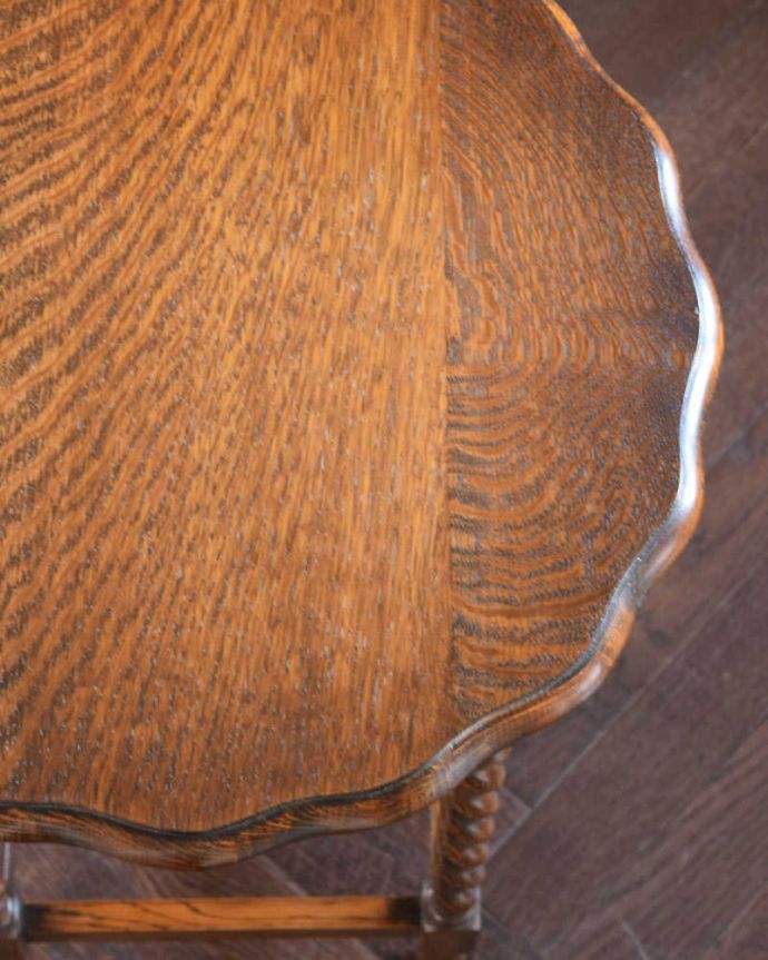 アンティークのテーブル　アンティーク家具　英国から到着したアンティーク家具、ツイスト脚のオケージョナルテーブル 。近づいて見てみると･･･天板を見てみるとこんな感じです。(k-2433-f)