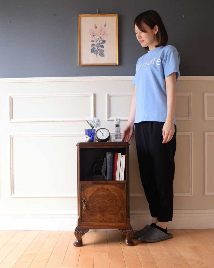 アンティークのキャビネット　アンティーク家具　木目が美しいアンティークキャビネット、優雅なベッドサイドカップボード。高級感がある女性らしい優しいシルエットどんな場所にも置けるコンパクトなサイズ。(k-2434-f)