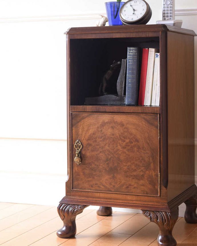 アンティークのキャビネット　アンティーク家具　木目が美しいアンティークキャビネット、優雅なベッドサイドカップボード。気品漂う木目の美しさしっとりとした大人の雰囲気を醸し出す小さなキャビネットは木目の美しさが自慢です。(k-2434-f)