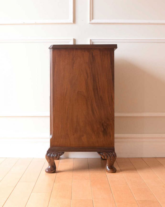 アンティークのキャビネット　アンティーク家具　木目が美しいアンティークキャビネット、優雅なベッドサイドカップボード。横顔だっても美しい正面だけじゃなく横から見ても美しい姿です。(k-2434-f)