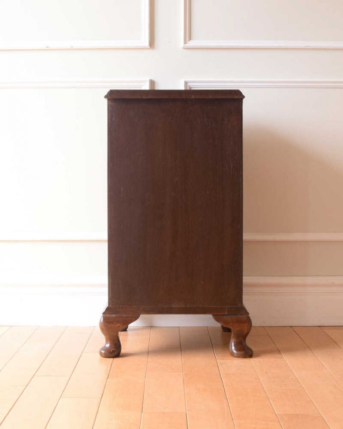 アンティークのキャビネット　アンティーク家具　木目が美しいアンティークキャビネット、優雅なベッドサイドカップボード。後ろ姿にも注目！アンティークは新品ではないので、経年変化によるキズはありますが、専門の職人がキレイにお直しをしているので、後ろ姿もキレイです。(k-2434-f)