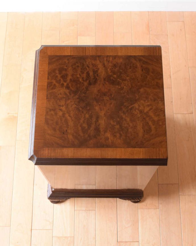 アンティークのキャビネット　アンティーク家具　木目が美しいアンティークキャビネット、優雅なベッドサイドカップボード。何を飾ろうかな…上から見ると、天板はこんな感じです。(k-2434-f)