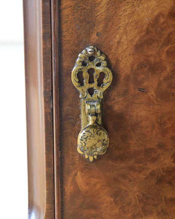 アンティークのキャビネット　アンティーク家具　木目が美しいアンティークキャビネット、優雅なベッドサイドカップボード。アクセサリーの様な取っ手アンティークらしさは取っ手のデザインまで。(k-2434-f)