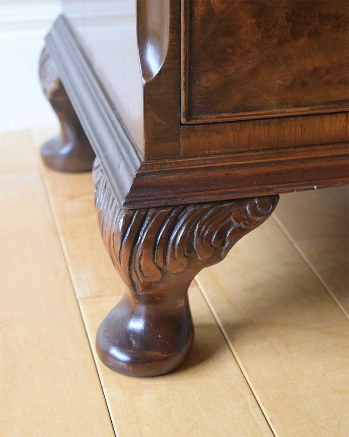 アンティークのキャビネット　アンティーク家具　木目が美しいアンティークキャビネット、優雅なベッドサイドカップボード。女性１人でもラクに運べちゃうヒミツHandleのアンティークは、脚の裏にフェルトキーパーをお付けしているので、床を滑らせれば女性でも移動がカンタンに出来ます！。(k-2434-f)