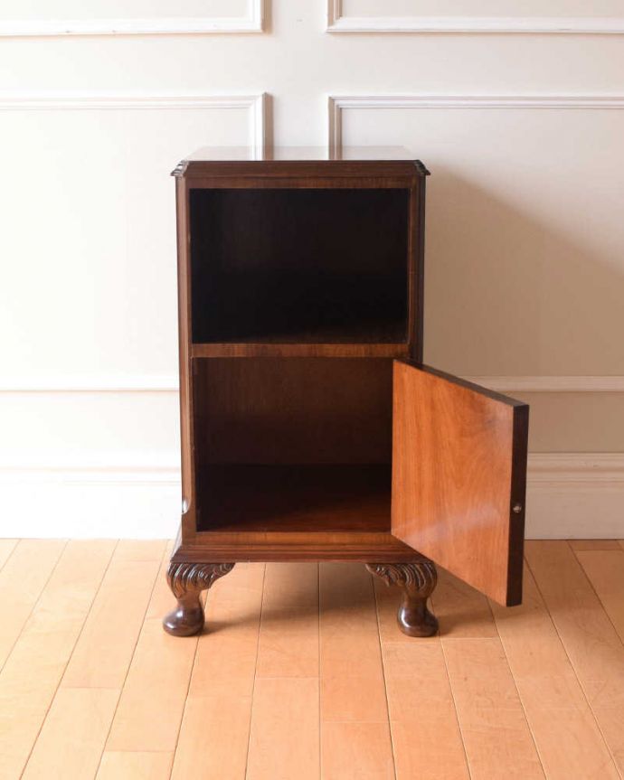 アンティークのキャビネット　アンティーク家具　木目が美しいアンティークキャビネット、優雅なベッドサイドカップボード。扉を開けて中を見てみると…職人がキレイに修復したので、扉の中もキレイです。(k-2434-f)