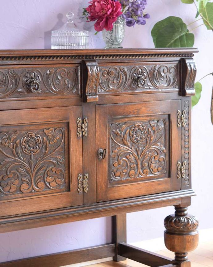 サイドボード アンティーク家具 英国らしい重厚でかっこいいアンティーク家具、彫刻の美しいサイドボード。やっぱり魅力は英国らしい彫まだ機械が発達していない時代に、こんなに堅い木材をどうやって加工したんだろう?って不思議になるくらい細かい彫。(k-2435-f)