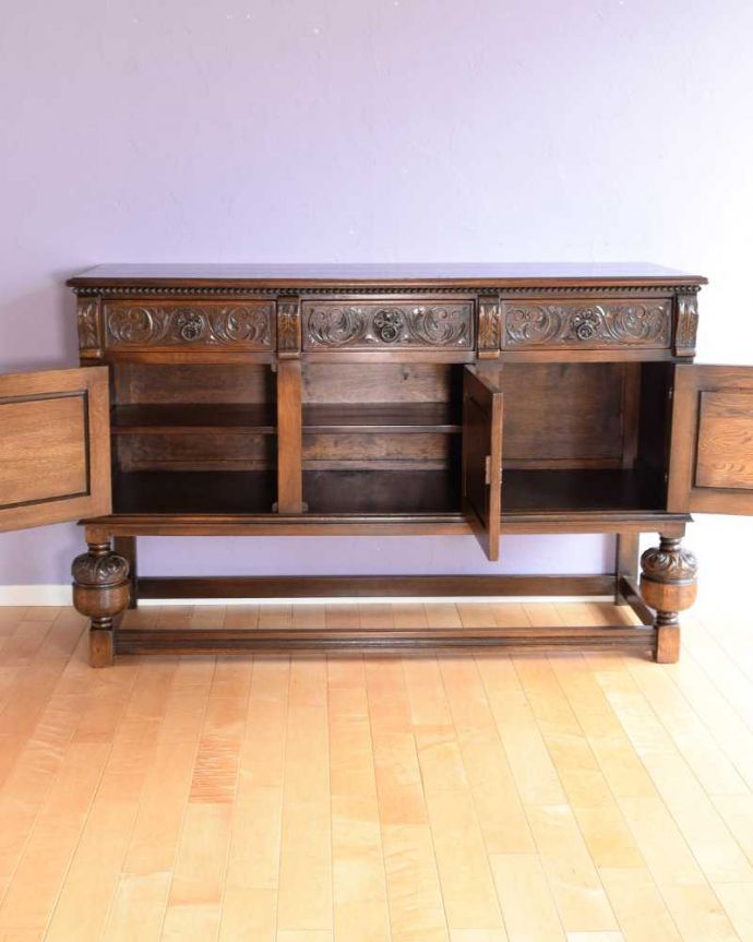 サイドボード アンティーク家具 英国らしい重厚でかっこいいアンティーク家具、彫刻の美しいサイドボード。扉の奥にはたっぷりの収納。(k-2435-f)