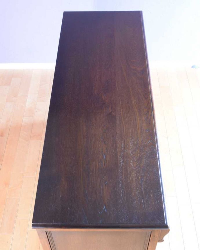 サイドボード アンティーク家具 英国らしい重厚でかっこいいアンティーク家具、彫刻の美しいサイドボード。上から見てるとこんな感じです。(k-2435-f)