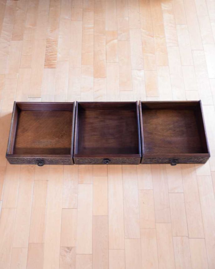 サイドボード アンティーク家具 英国らしい重厚でかっこいいアンティーク家具、彫刻の美しいサイドボード。引き出しの中もキレイに修復しましたもともとカトラリーを入れて使っていた引き出し。(k-2435-f)