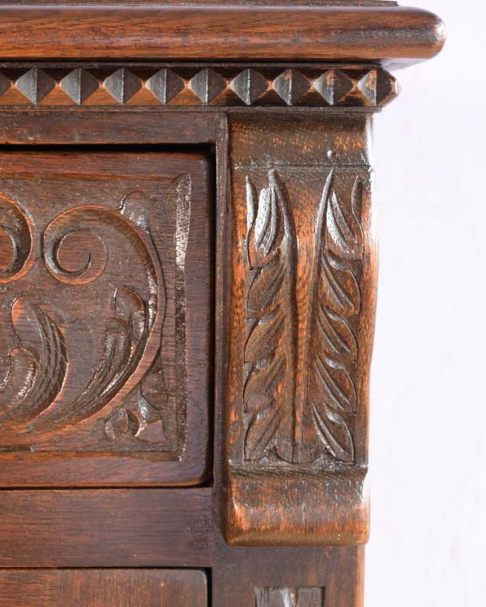 サイドボード アンティーク家具 英国らしい重厚でかっこいいアンティーク家具、彫刻の美しいサイドボード。至る所に繊細な彫いろんな彫のデザインがありますが、個人的に美しいと思える女性らしく優雅なデザインを選んできました。(k-2435-f)