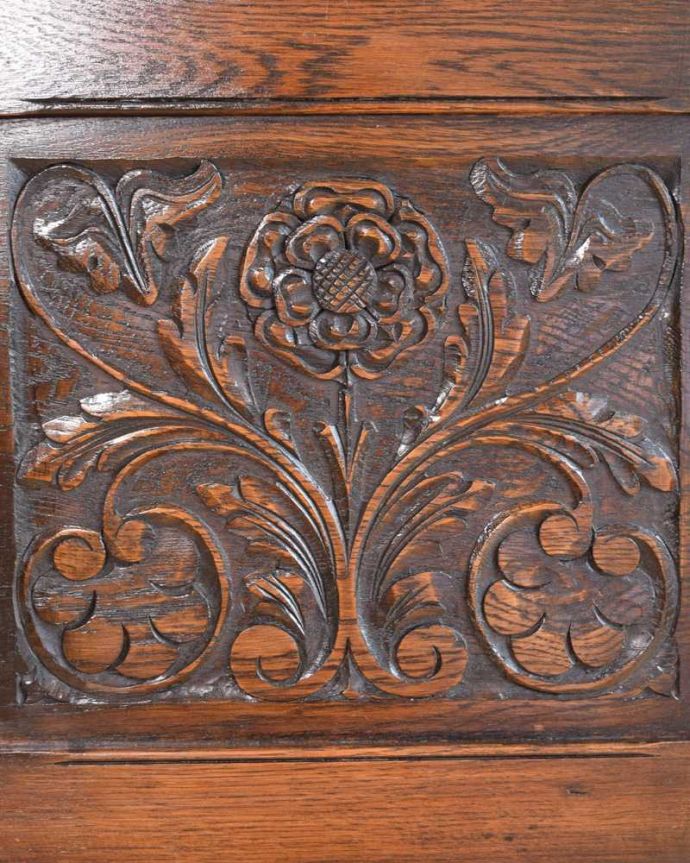 サイドボード アンティーク家具 英国らしい重厚でかっこいいアンティーク家具、彫刻の美しいサイドボード。惚れ惚れするような美しさとっても堅い無垢材に一体どうやって彫っていったんでしょう?アンティークらしく細かい彫りを眺めているだけでうっとりしてしまいます。(k-2435-f)
