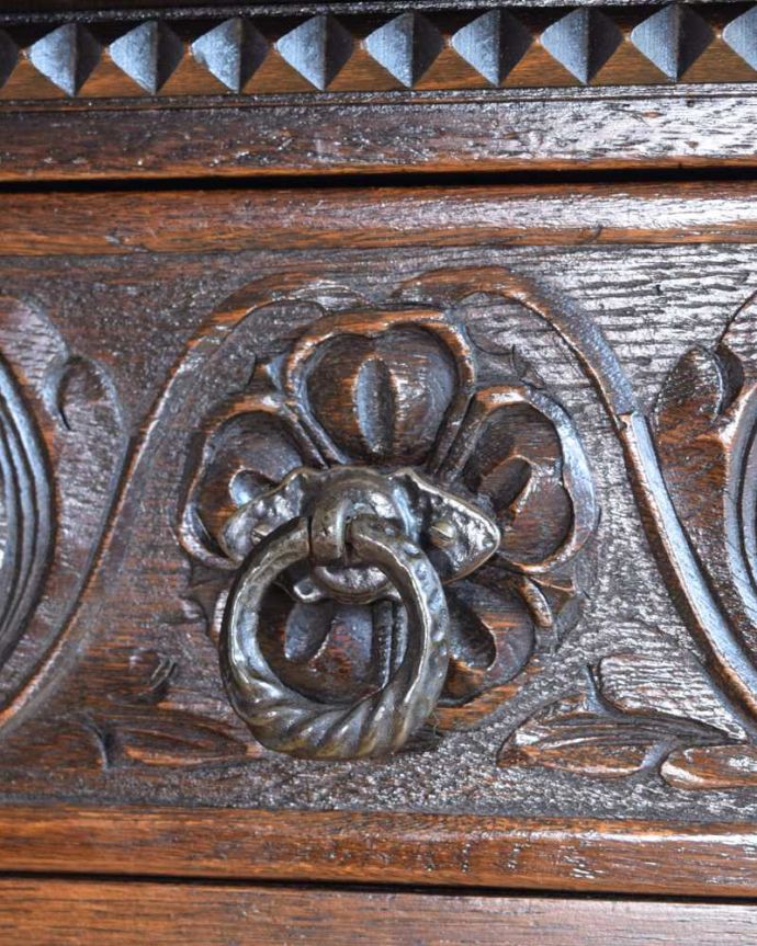 サイドボード アンティーク家具 英国らしい重厚でかっこいいアンティーク家具、彫刻の美しいサイドボード。取っ手にまでアンティークらしさ時間の流れが感じられる凝ったデザインの味わい深い取っ手。(k-2435-f)