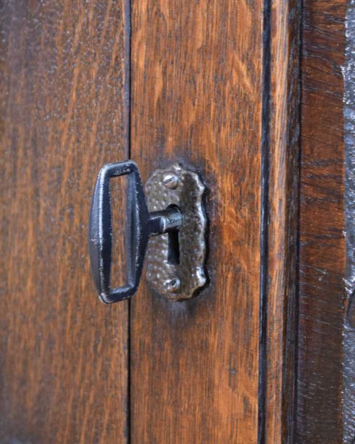 サイドボード アンティーク家具 英国らしい重厚でかっこいいアンティーク家具、彫刻の美しいサイドボード。鍵を使って開けて下さいアンティークの鍵が一つ付いています。(k-2435-f)