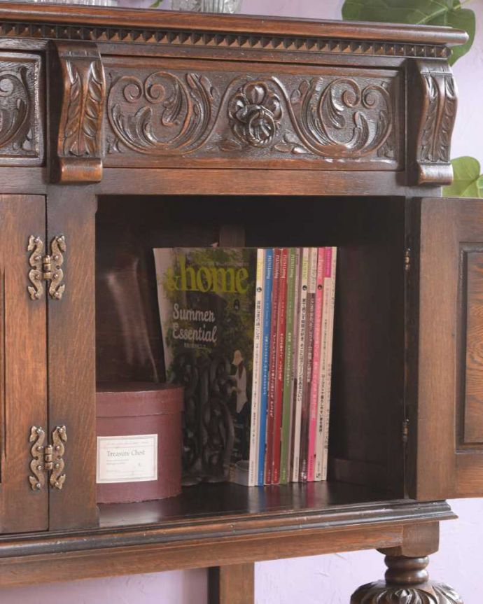 サイドボード アンティーク家具 英国らしい重厚でかっこいいアンティーク家具、彫刻の美しいサイドボード。扉の中は収納たっぷりA4サイズの雑誌までしっかり収納出来ちゃう大きさ。(k-2435-f)