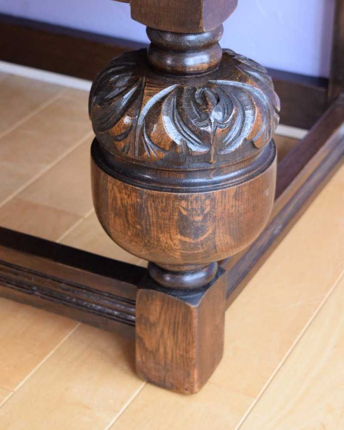 サイドボード アンティーク家具 英国らしい重厚でかっこいいアンティーク家具、彫刻の美しいサイドボード。女性1人でラクラク運べちゃう仕掛けHandleのアンティークは、脚の裏にフェルトキーパーをお付けしています。(k-2435-f)