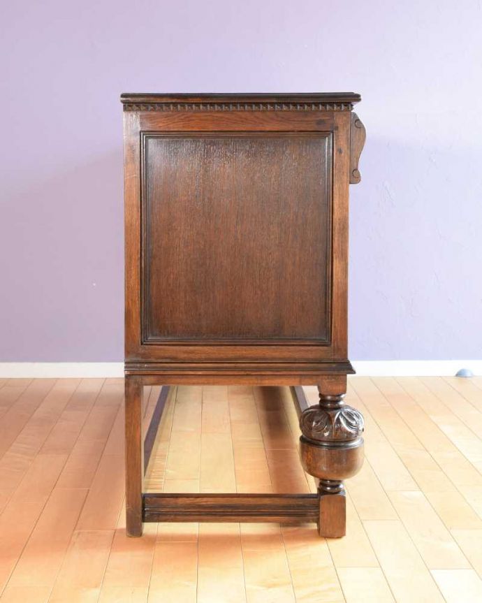 サイドボード アンティーク家具 英国らしい重厚でかっこいいアンティーク家具、彫刻の美しいサイドボード。もちろん横から見てもステキ横顔にだって妥協しません。(k-2435-f)