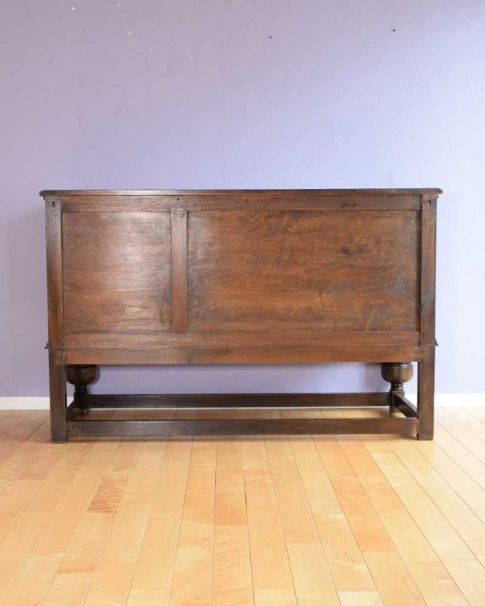 サイドボード アンティーク家具 英国らしい重厚でかっこいいアンティーク家具、彫刻の美しいサイドボード。さらに後ろ姿もチェックアンティークは新品ではないので、もちろん経年変化によるキズはありますが、専門の職人がキレイに修復しました。(k-2435-f)