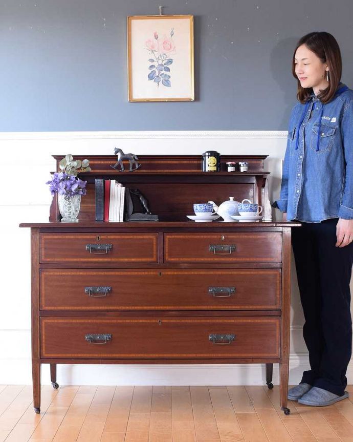 アンティークのチェスト　アンティーク家具　収納がたっぷり出来る象嵌が美しい英国アンティークのマホガニーチェスト。象嵌が施された気品のあるチェスト英国アンティークのチェストらしい上品な象嵌細工が、上質な雰囲気を醸し出してくれます。(k-2436-f)