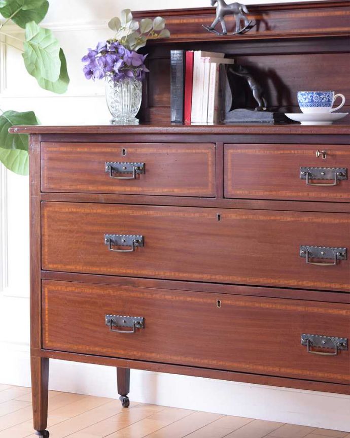 アンティークのチェスト　アンティーク家具　収納がたっぷり出来る象嵌が美しい英国アンティークのマホガニーチェスト。素材の良さと職人技が光るデザイン高級アンティークらしいシンプルなデザインは、上質な素材を使っている証拠。(k-2436-f)