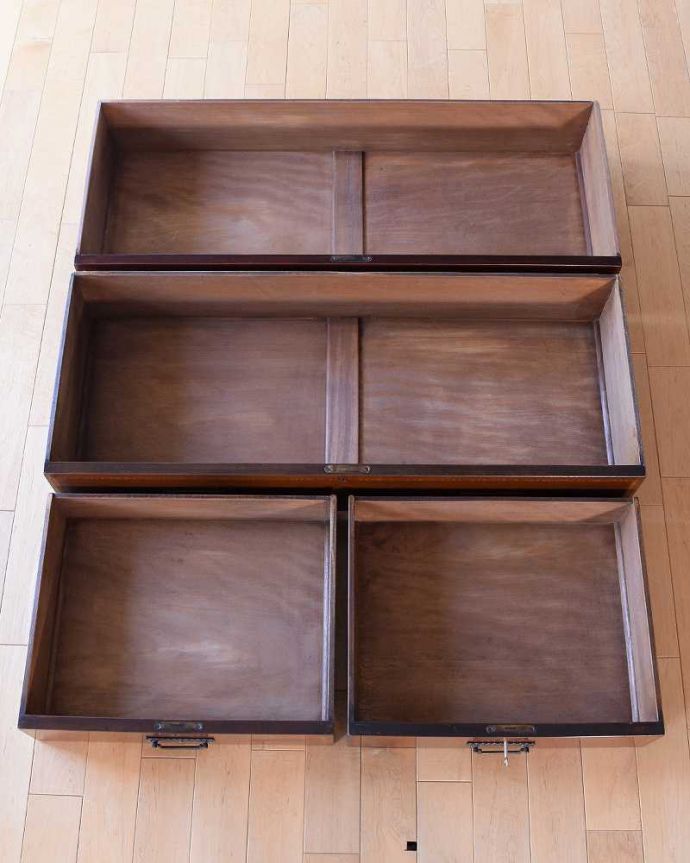 アンティークのチェスト　アンティーク家具　収納がたっぷり出来る象嵌が美しい英国アンティークのマホガニーチェスト。キレイに修復したので、何を入れてもOK！このタイプのお直しには自信があります！引き出しの中もピッカピカに修復したので、洋服はもちろん、いろんなものを入れて実用的に使って下さい。(k-2436-f)