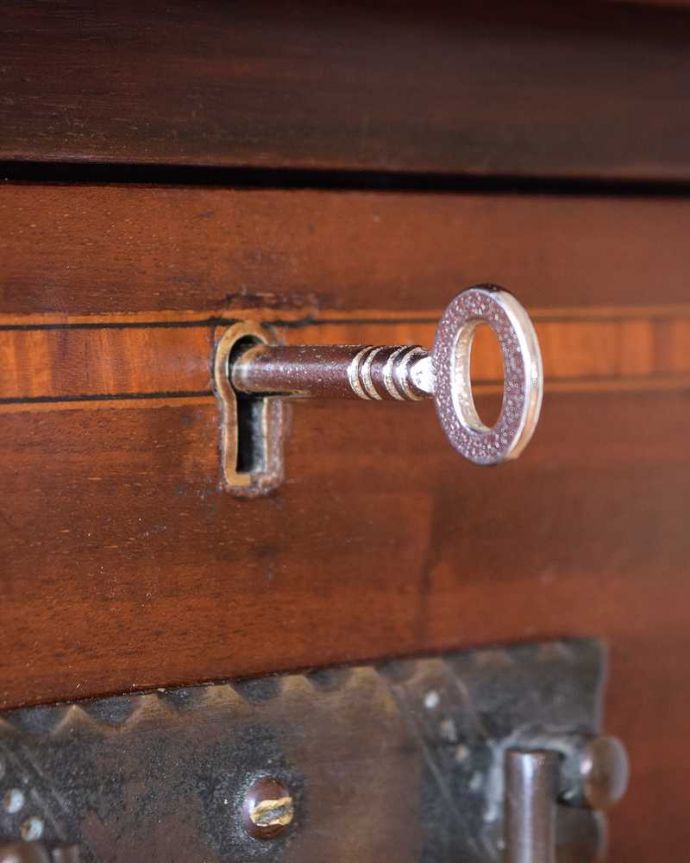 アンティークのチェスト　アンティーク家具　収納がたっぷり出来る象嵌が美しい英国アンティークのマホガニーチェスト。大切なものも安心です引き出しにカギが付いているので、大切なものも収納することが出来ます。(k-2436-f)