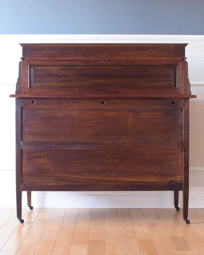 アンティークのチェスト　アンティーク家具　収納がたっぷり出来る象嵌が美しい英国アンティークのマホガニーチェスト。後ろ姿だってキレイ！アンティークは新品ではないので、もちろん経年変化によるキズはありますが、専門の職人がしっかり修復したので、後ろ姿までキレイです。(k-2436-f)