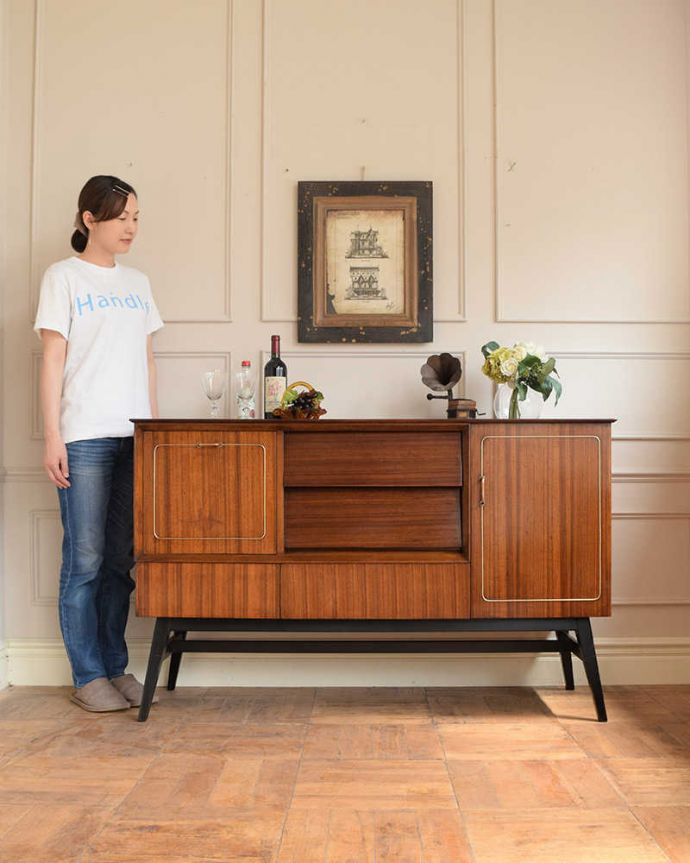 アンティークのキャビネット アンティーク家具 ブラックの脚がカッコイイ、北欧テイストのヴィンテージサイドボード。人気のヒミツは北欧スタイルのデザインやっぱりスッキリとカッコイイ北欧デザインが人気のサイドボード。(k-2437-f)